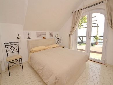 Private villa sleeps 6 in Praiano with pool by the Sea